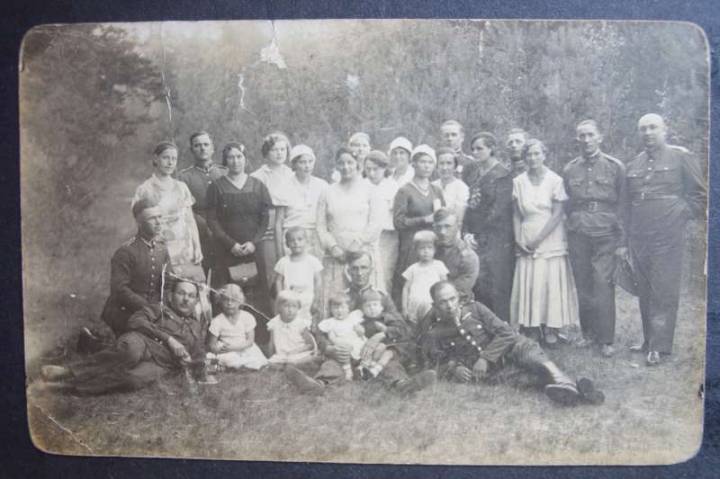 Żołnierze zawodowi z rodzinami Pułku KOP Wilejka batalion Budsław 1 Kompania Graniczna Olkowicze, pierwszy z prawej mój dziadek St. Chmielewski, szósta od prawej moja babcia Konstancja z Józefowiczów Chmielewska